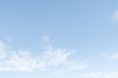 Küçük bulutlu mavi gökyüzü arkaplanı. Mavi gökyüzünde beyaz kabarık bulutlar.