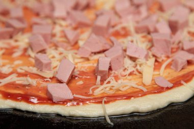 Pizza, hamur üzerinde bir sürü malzeme var..