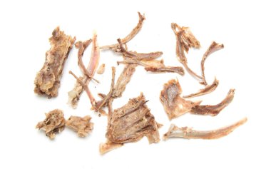 Beyaz arka planda tavuk kemikleri. Fast food konsepti. Fakir ve aç kavramı.