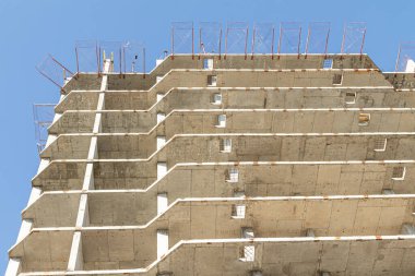 Tek katlı, çok katlı bir bina, beton duvarlar, doğa..