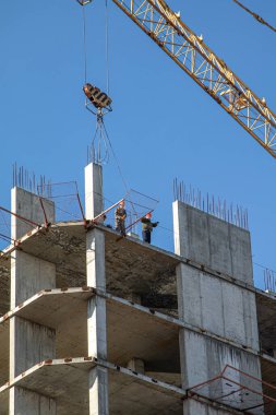 Tek katlı, çok katlı bir bina, beton duvarlar, doğa..