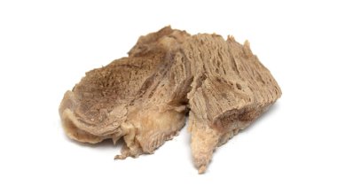 Beyaz arka planda haşlanmış sığır eti..