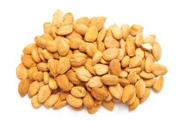 Kayısı çekirdekleri beyaz arkaplanda izole edilir.