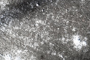 Kışın kardaki eski asfaltın arka planı, yol dokusu.