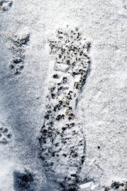 Kışın kardaki eski asfaltın arka planı, yol dokusu.