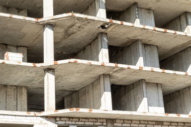 Tek katlı, çok katlı bir bina, beton duvarlar, doğa..