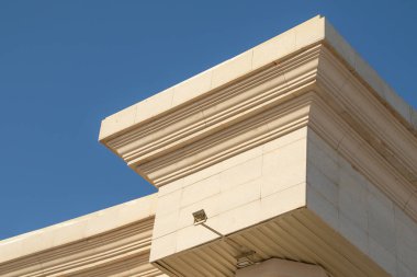 Mavi gökyüzüne karşı beyaz mimarların köşesi.