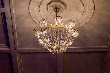 Tavanın altında büyük kristal bir avize..