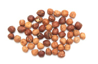 Fındık çekirdekleri beyaz arka planda izole edilir.