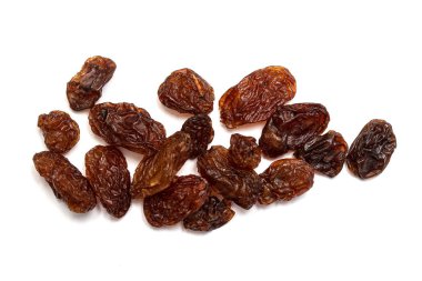 Kuru üzüm, beyaz arka planda kuru üzüm..