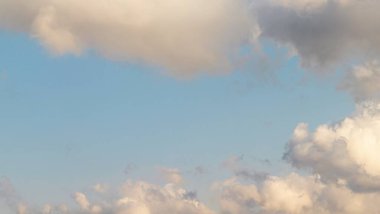Cumulonimbus bulutları mavi gökyüzüne karşı. Gökyüzünde beyaz bulutlar.
