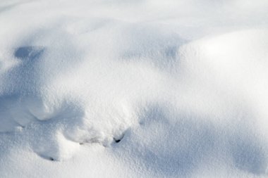 Kar, açık gölge, bozkır kar örtüsü. Büyük beyaz karlı kış arka planı.