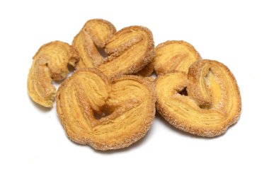 Kalp şeklinde waffle kurabiyeleri beyaz arkaplanda izole.