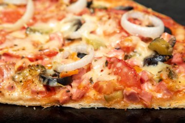 Pizza, hamur üzerinde bir sürü malzeme var..