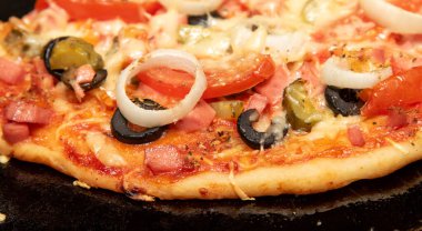 Pizza, hamur üzerinde bir sürü malzeme var..