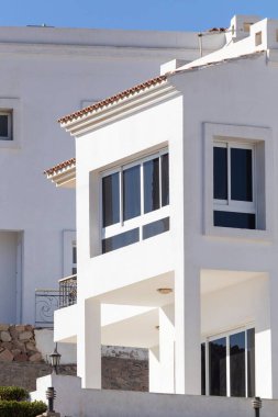 Orta Doğu 'daki binalar, Arap evleri, beyaz sıva. Mavi gökyüzüne karşı, sıcak yaz.