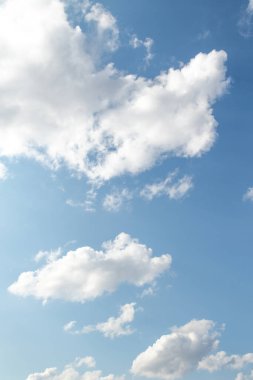 Mavi gökyüzünde beyaz bulutlar. Gökyüzünde yüzen bulutların arkaplanı, tuhaf hatları olan bulutların tanımlanabilir bir rahatlama biçimini oluşturan materyalin dokusuyla doludur..