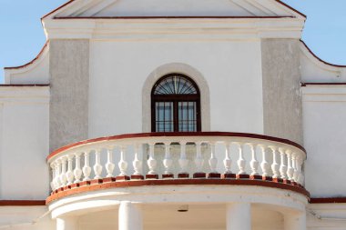 Balkonlu eski evler, beyaz sıva..