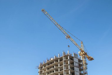 Tek katlı, çok katlı bir bina, beton duvarlar, doğa..