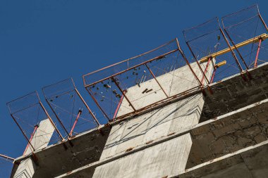 Tek katlı, çok katlı bir bina, beton duvarlar, doğa..