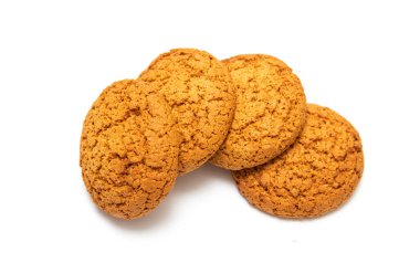 Beyaz arka planda yuvarlak yulaflı kurabiyeler. Protein ve lifle ilişkili besleyici gıdalar.