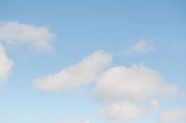 Mavi gökyüzünün arka planında beyaz kabarık bulutlar. Gökyüzü 17 Şubat 2020.