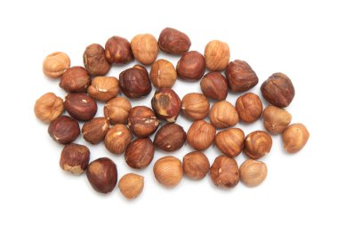 Fındık çekirdekleri beyaz arka planda izole edilir.