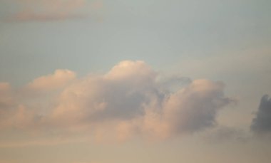 Mavi gökyüzünde beyaz bulutlar. Gökyüzünde yüzen bulutların arkaplanı, tuhaf hatları olan bulutların tanımlanabilir bir rahatlama biçimini oluşturan materyalin dokusuyla doludur..