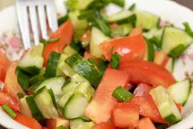 Salata, domates, salatalık, yeşil soğan, yakın plan..