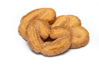 Kalp şeklinde waffle kurabiyeleri beyaz arkaplanda izole.