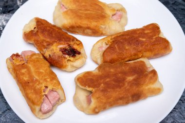 Sosisli ve peynirli kızarmış turtalar..