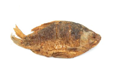 Beyaz arka planda izole edilmiş kızarmış balık..