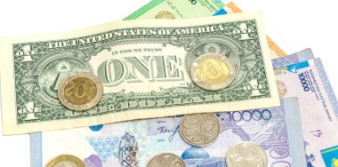 Beyaz arka planda para, enflasyon, dolar. Kazakistan tenjonu.