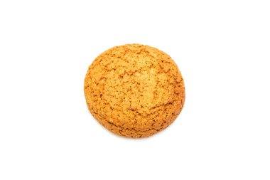 Beyaz arka planda yuvarlak yulaflı kurabiyeler. Protein ve lifle ilişkili besleyici gıdalar.