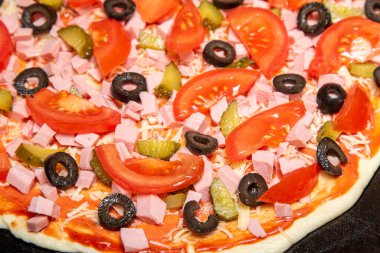 Pizza, hamur üzerinde bir sürü malzeme var..