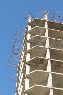 Tek katlı, çok katlı bir bina, beton duvarlar, doğa..