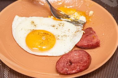 Sosisli sahanda yumurta, gurme kahvaltı, yiyecek..