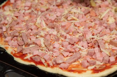 Pizza manzaralı, domates sosisli, peynirli domates zeytinli..