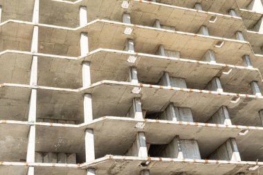 Tek katlı, çok katlı bir bina, beton duvarlar, doğa..