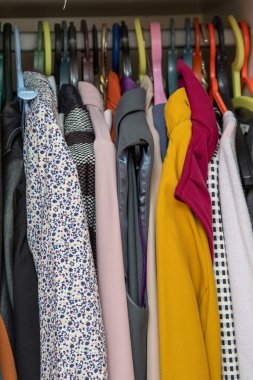 Askılardaki ve raflardaki eşyalar bir gardıropta katlanmıştı..