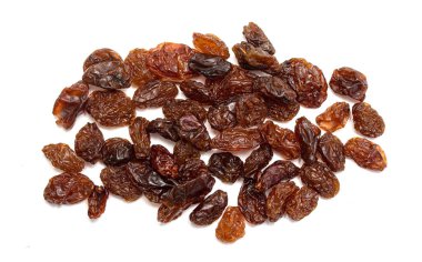 Kuru üzüm, beyaz arka planda kuru üzüm..