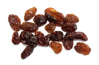 Kuru üzüm, beyaz arka planda kuru üzüm..