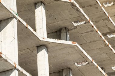 Tek katlı, çok katlı bir bina, beton duvarlar, doğa..