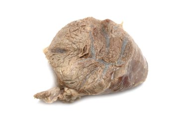 Beyaz arka planda haşlanmış sığır eti..