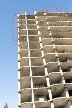 Tek katlı, çok katlı bir bina, beton duvarlar, doğa..