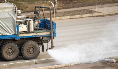 Sokak dezenfeksiyonu, makine yollara ve kaldırımlara ilaç püskürtür..