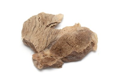 Beyaz arka planda haşlanmış sığır eti..