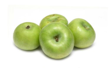 Beyaz arkaplanda yeşil elmalar izole edilmiş.