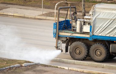 Sokak dezenfeksiyonu, makine yollara ve kaldırımlara ilaç püskürtür..