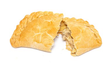 Beyaz arka planda tavuk etiyle turta pişirmek..